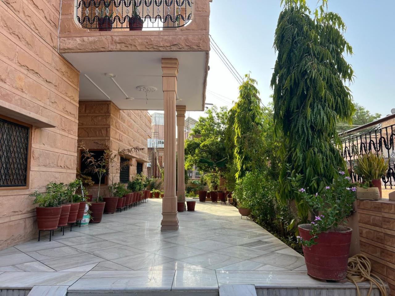 Sudarshan * Jodhpur (Rajasthan)